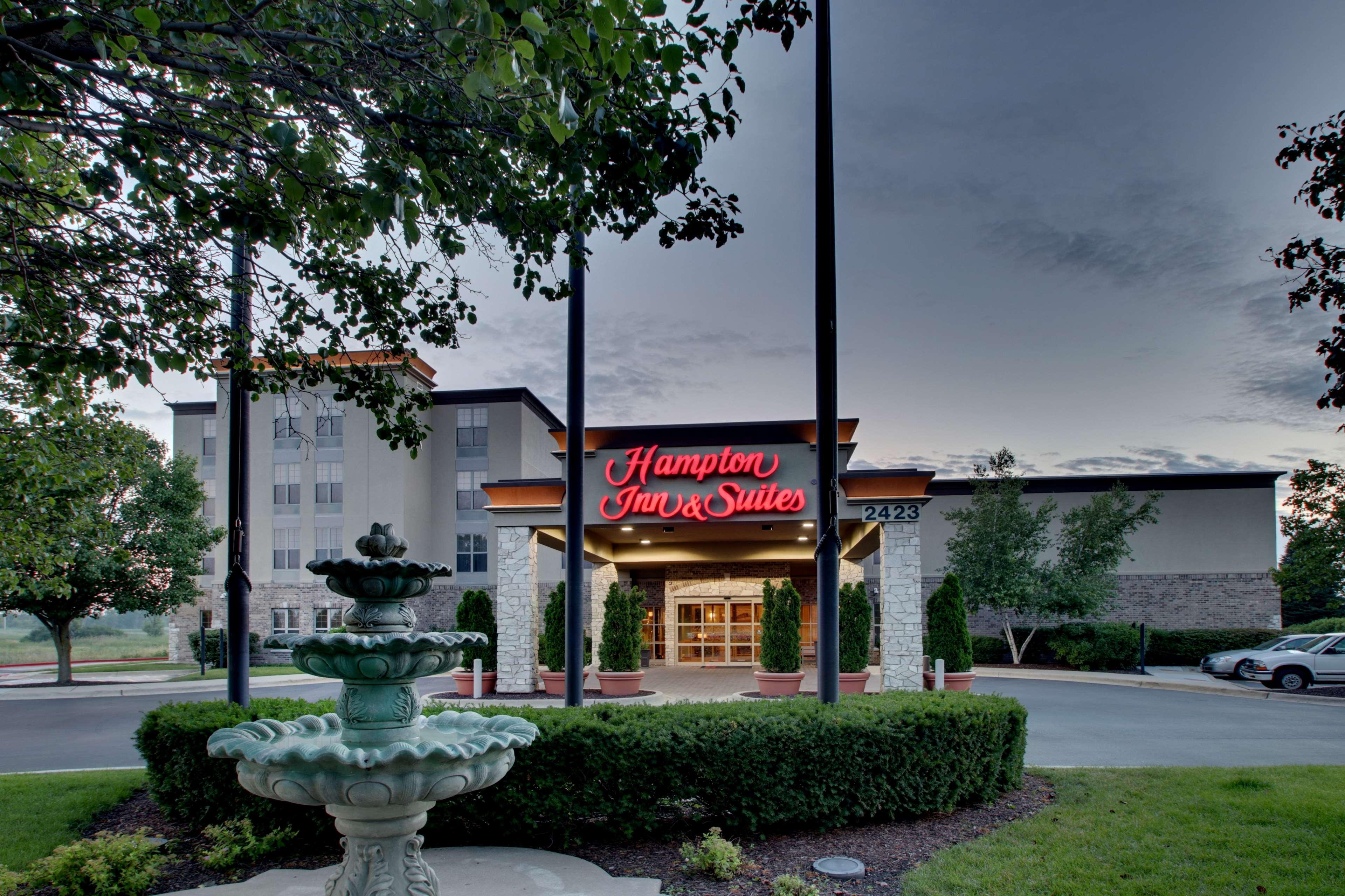 Hampton Inn & Suites Chicago/Aurora Exterior photo